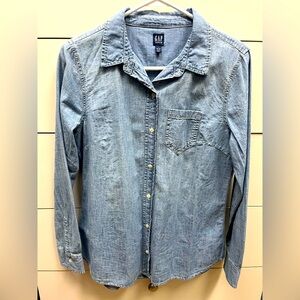 Gap Women’s Light Blue Denim Shirt size small